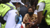 Una mujer recibe atención médica tras el sismo en Ciudad de México, el 19 de septiembre del 2022
