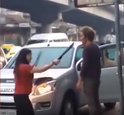 &#039;¡A la casa!&#039;: Dramático momento en que una mujer se lleva a su esposo a punta de machete