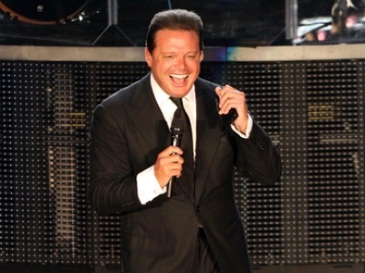 Se escuchó un mensaje ofreciendo una disculpa de parte del cantante y se señaló que el concierto se reprogramaría