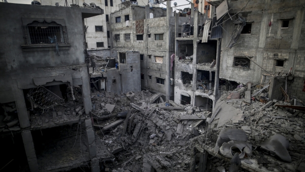 Graves daños sufridos por los edificios tras un ataque aéreo israelí contra la ciudad de Gaza, el 9 de mayo de 2026.