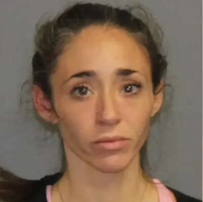 La mujer enfrenta dos cargos de intento de asesinato y uno por interferencia con un oficial.