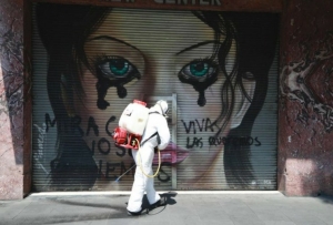 Un trabajador del Gobierno de la Ciudad de México sanitiza la avenida 20 de noviembre, en el Centro Histórico.