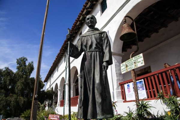 La estatua de San Junípero Serra en la Misión de Santa Bárbara, California
