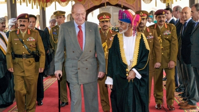 El líder omaní Sultán Qaboos bin Said (d) junto al rey español Juan Carlos I durante una ceremonia de bienvenida en Mascate, 29 de abril de 2014.