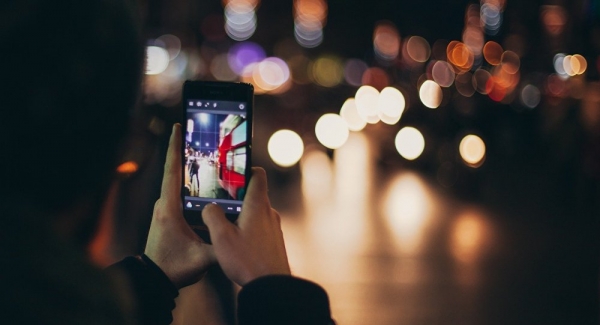 La luz de la pantalla del &#039;smartphone&#039; y el alumbrado público pueden conducir al cáncer