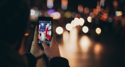 La luz de la pantalla del &#039;smartphone&#039; y el alumbrado público pueden conducir al cáncer