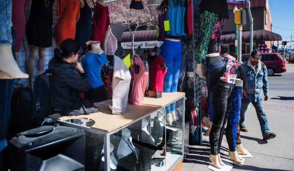 Una comerciante viste un maniquí en su tienda de Chihuahuita (El Paso, Texas).