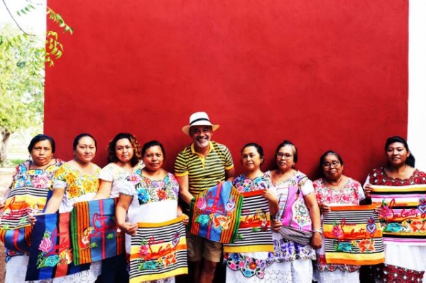 A indígenas mayas les pagan 200 pesos por adornar bolsas de 28 mil