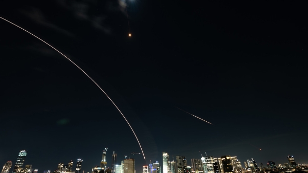 Se observan misiles interceptados en el cielo nocturno el 1 de marzo de 2026 en Tel Aviv, Israel