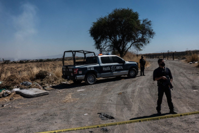 Miembros de la policía municipal de Tlajomulco de Zuñiga resguardan la zona donde fue encontrado el cuerpo de una persona el pasado 17 de febrero.