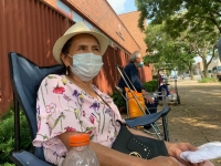 Hogares latinos denuncian que están sintiendo hambre mientras NY lucha para que no falte comida. /María Quispe espera en una despensa de Queens