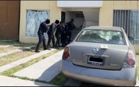 Luego de su captura, a los presuntos responsables se les decomisan 20 envoltorios cuyo contenido cuenta con las características de la droga conocida como cristal, además de un arma de utilería.