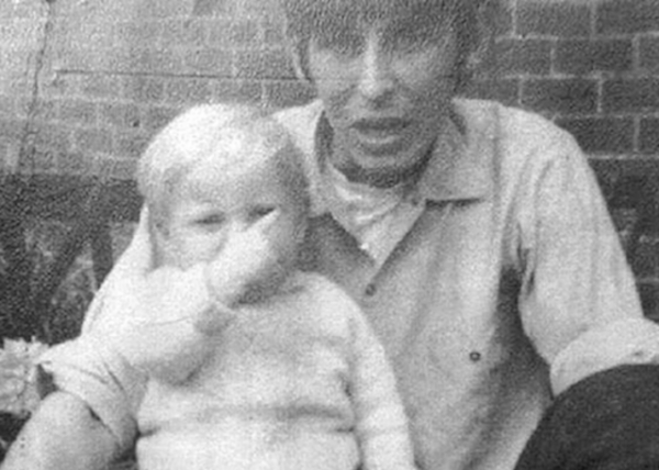 Esta foto de Facebook hizo que acusaran a un hombre por la muerte de su pequeño hijastro hace 50 años