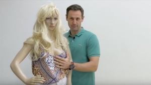 Sippel y el maniquí con el que explica en el vídeo lo que no se debe hacer a las mujeres 