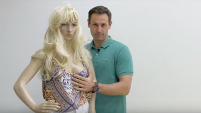 Sippel y el maniquí con el que explica en el vídeo lo que no se debe hacer a las mujeres