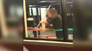 Graban a empleado de Burger King mientras limpia mesas con un trapeador