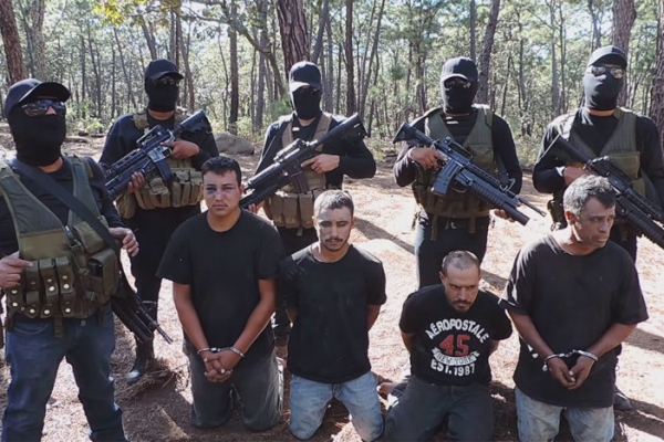 Presuntos integrantes del CJNG en un video difundido en YouTube el 4 de marzo de 2014.