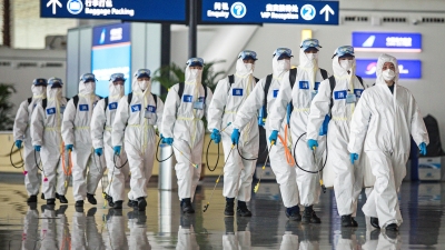 Equipo de desinfección en el aeropuerto internacional de Wuhan (China), el 3 de abril de 2020.