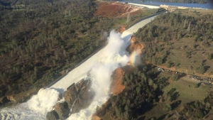 Vista aérea de los daños de la presa Oroville, en California