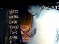 El hombre de la tercera edad recibe una patada en el pecho y cae del autobús.