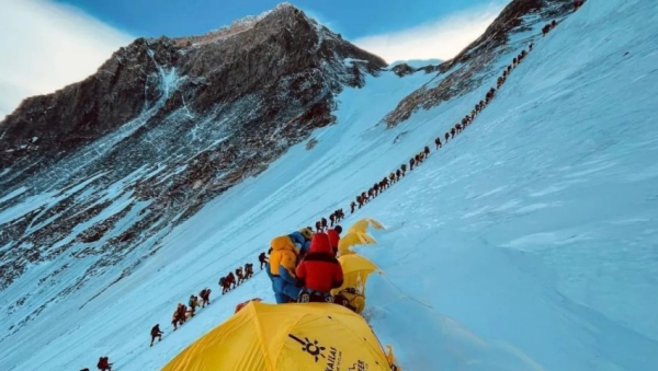 Muchos montañeros utilizan los espacios abiertos para defecar en los campamentos más altos del Everest. 