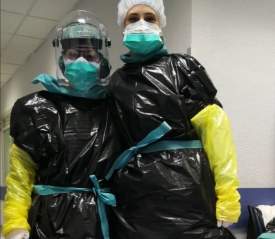 Médicos protegiéndose con bolsas de basura y pacientes en pasillos: la Sanidad española, al borde del colapso por el coronavirus