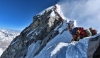 Alpinistas esperan su turno para llegar a la cumbre del Everest, el pasado miércoles. Nirmal Purja (AFP)