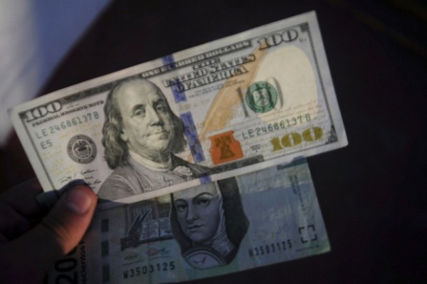 Se vende el dólar en $20.10 en ventanillas