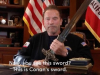 Schwarzenegger reflexiona sobre la democracia con la espada de Conan