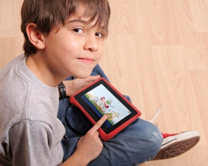 ¿Quieres un hijo sin sentimientos? Dale una tableta