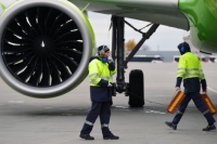 Un hombre es absorbido por un motor de avión en Italia