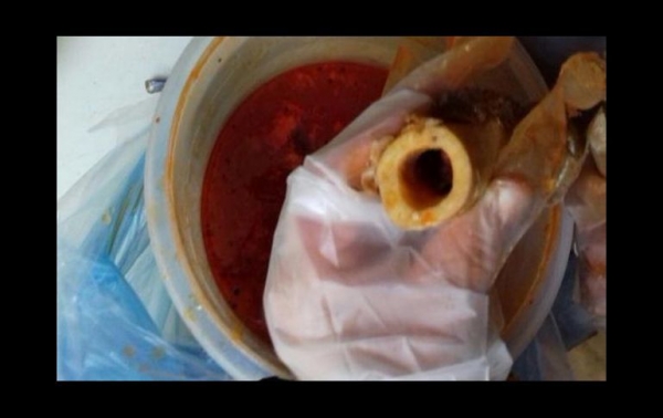 En el pozole iban tres huesos grandes y al revisarlos se percataron que el centro de los mismos tenían once envoltorios con la droga.