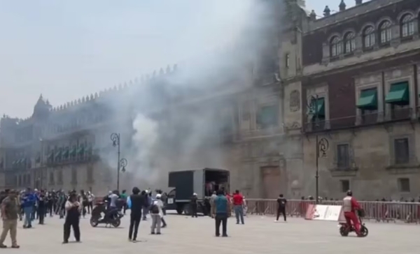 Lanzan petardos al Palacio Nacional de México