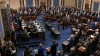 Los senadores, este jueves durante su juramente de imparcialidad. En video, John Roberts y Mitch McConnell hablando.