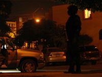 Los hombres de aproximadamente 20 años se encontraban platicando en la calle, cuando varios sujetos les dispararon de forma directa