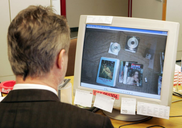 Foto de archivo de un policía austriaco revisando data sobre una investigación de pornografía infantil.