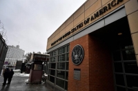 Dos policías rusos enfrente de la Embajada americana en Moscú