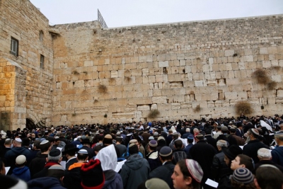 Judíos oran en el Muro de los Lamentos en la Ciudad Vieja de Jerusalén el 28 de diciembre de 2017.