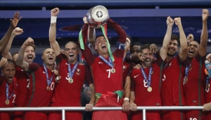 Cristiano alza el trofeo de la Eurocopa