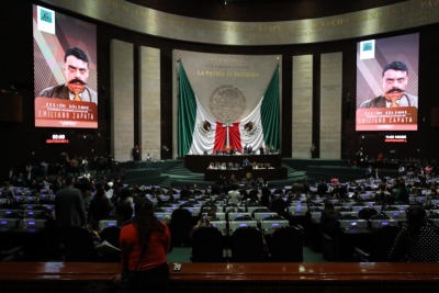 El salón de plenos lució semi vacío, y con la reiteración engolada –por todas las bancadas— del “Zapata vive, la lucha sigue”, se evocó la gesta del héroe revolucionario.
