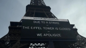 Los turistas todavía pueden acceder a la explanada acristalada situada bajo la torre, pero el acceso al monumento de 300 metros de altura está cerrado hasta nuevo aviso.