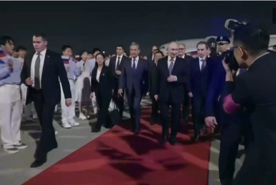China recibe a lo grande a Putin: alfombra roja, flores y limusinas