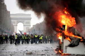 Reprimen duramente en París las protestas contra el alza de precios del combustible
