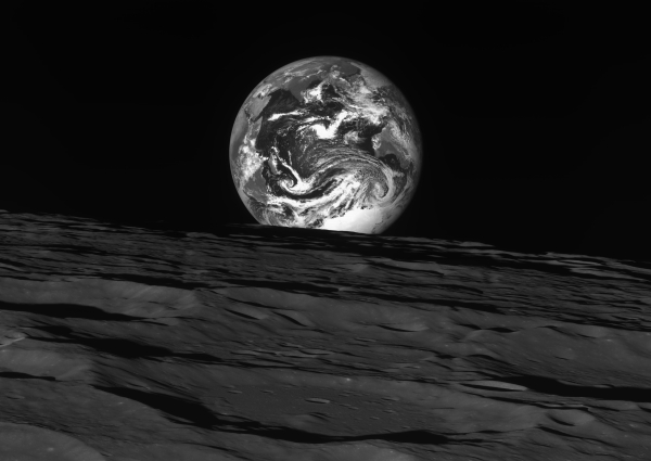 Fotos de la Luna y la Tierra tomadas por el primer orbitador lunar de Corea del Sur, Danuri, expuestas en la oficina presidencial de Seúl, el 3 de enero de 2023.