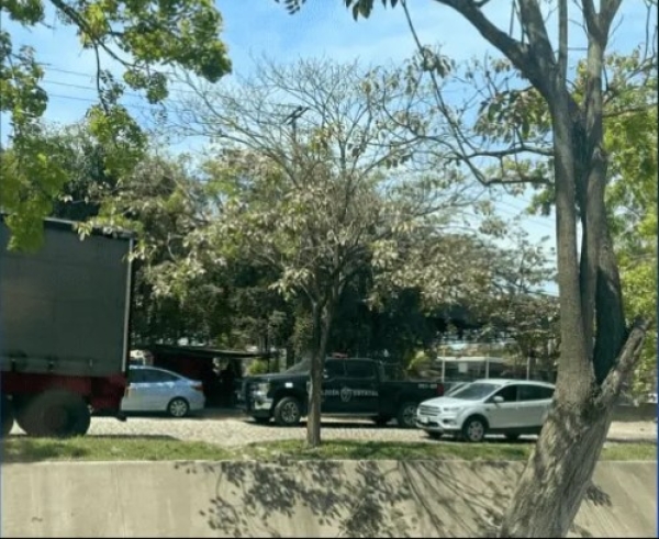 Así se ve el choque entre antimotines y manifestantes en Vallarta