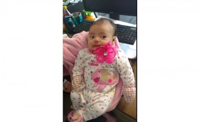 La infante se encontraba envuelta en un cobertor rosa y había sido depositada en el acotamiento.