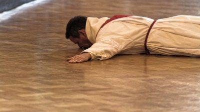 Philip Mulryne postrado en el suelo durante la ceremonia para ordenarse como sacerdote en la iglesia Saint Saviour de Dublin.
