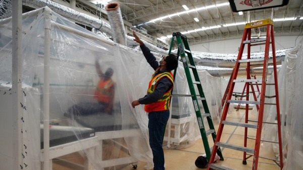 Un trabajador en un hospital temporal instalado en Tijuana, México, 25 de abril de 2020.
