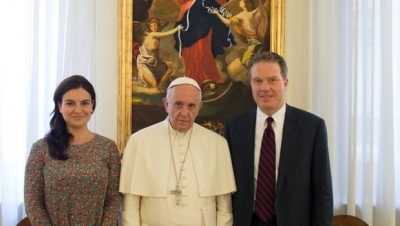 Paloma García Ovejero, el Papa Francisco y Greg Burke, en una imagen de archivo