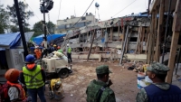 Soldados y equipos de rescate trabajan en el colegio Enrique Rébsamen, derrumbado en Ciudad de México por el terremoto